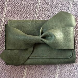 NEVER WORN Elegant Olive Green Clutch with Bow Accent